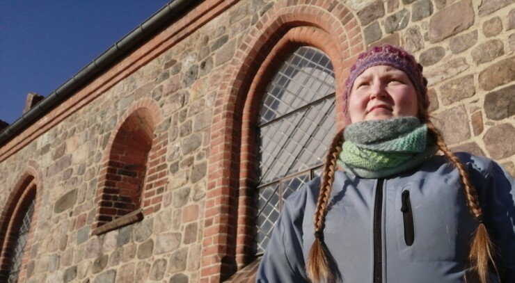 Rikke Bendix Pedersen udenfor Ballerup Kirke