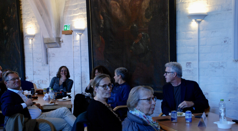 Peter Birch og Eva Holmegaard sidder og venter på afgørelsen sammen med deres støtter