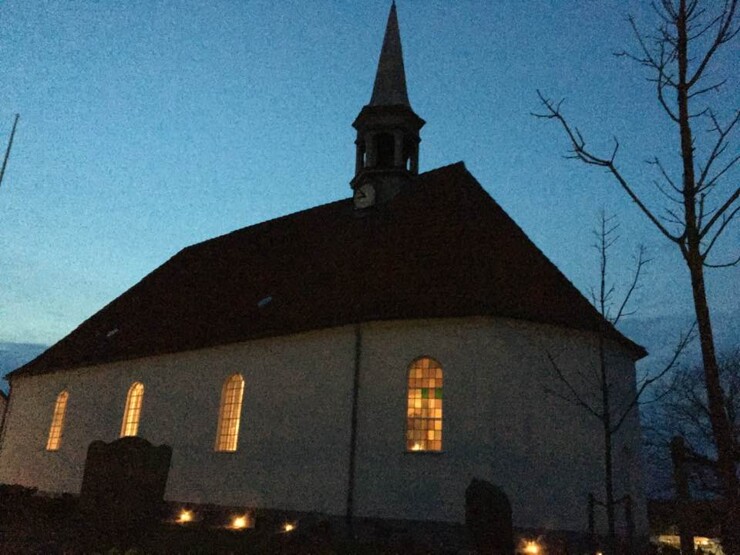 En oplyst Gilleleje Kirke i natten