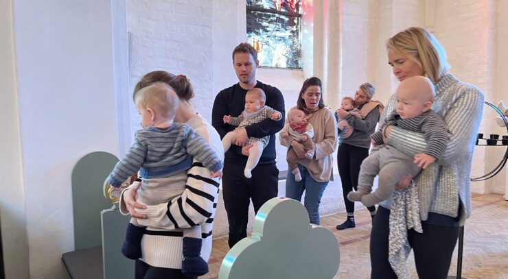 Det er let at blive forpustet til babysalmesang. Babyerne er tunge, og man skal både synge og danse på samme tid.