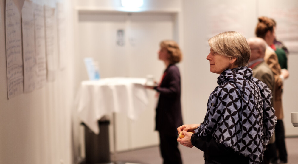 Biskop, Tine Lindhardt studerer plancher fra konferencens gruppearbejde.