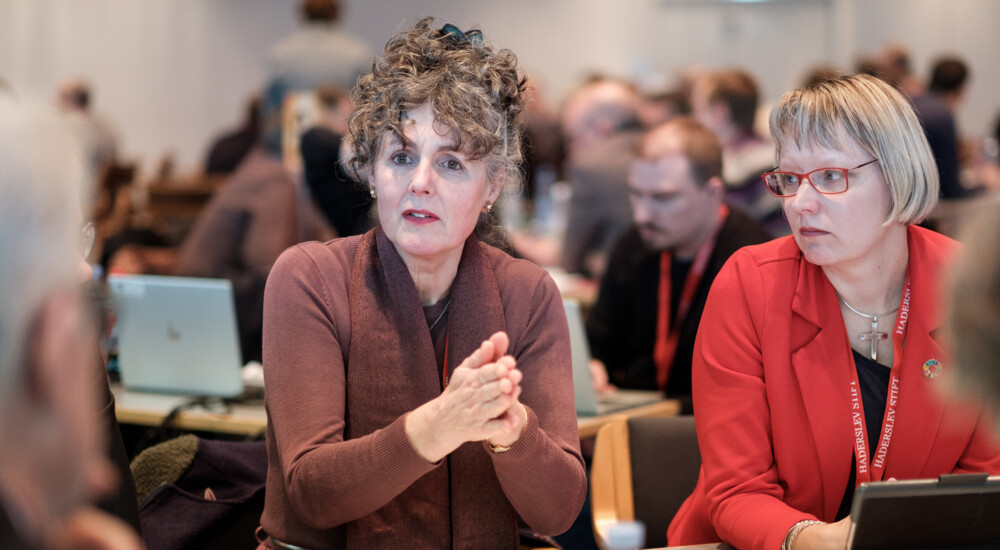 Sognepræst ved Horbelev kirke, Mette Marie Trankjær og næstformand i Landsforeningen af Menighedsråd, Inge Kjær Andersen diskuterer biskoppernes forslag  ved gruppearbejdet. Foto: Kåre Gade.