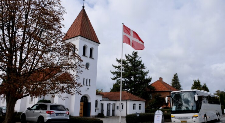 Rungsted Kirke med flaget hejst