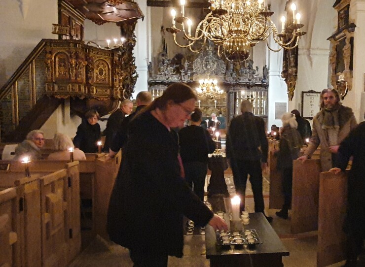 Kvinde tænder lys i Helsingør Domkirke