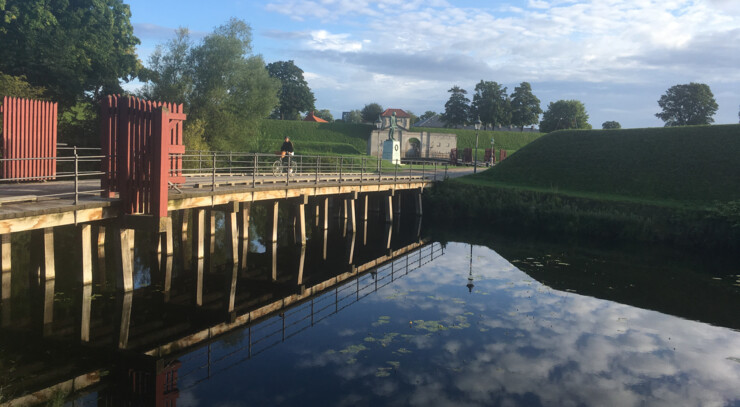 Kastellet set gennem en fedtet linse.